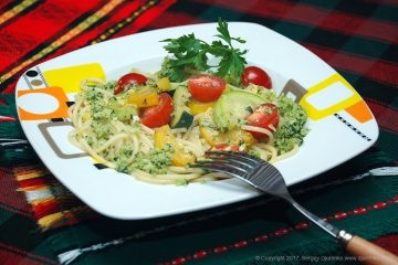 Spagetti zöldségek - egy tál ebédidőben sült zöldséggel