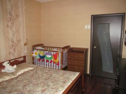 Спальня батьків з дитячим ліжечком - фото інтер'єру
