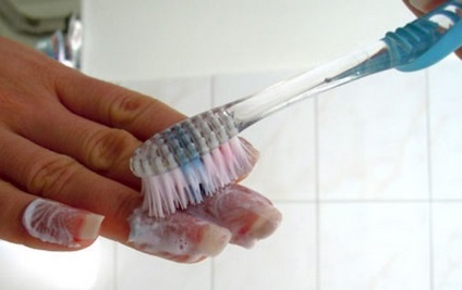 Top 10 lifehack fogkefével az élet és a szépség (styling szemöldök) Top 10 lifehack fogkefével az élet és a szépség