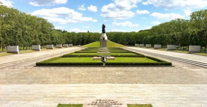 Treptow Park Berlin (Treptower park) - emléket zöldövezetre (Treptow) Treptow Park Berlin (Treptower park) - egy emlékmű és egy zöld zóna