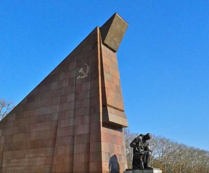 Treptow Park Berlin (Treptower park) - emléket zöldövezetre (Berlin) Treptow Park Berlin (Treptower park) - egy emlékmű és egy zöld zóna