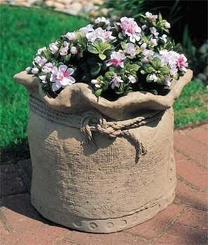 Cserepek készült ruhát és cement köze a saját kezét egy fotó (kezével) Cserepek készült ruhát és cement csinálni saját kezűleg fotókkal