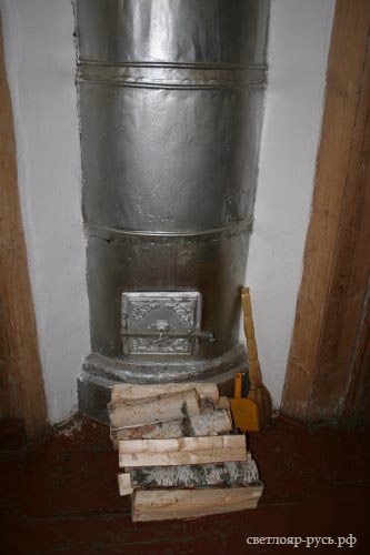 A belső tér a kunyhó Russian (Russian belsejében a kunyhó) A belső tér az orosz fakunyhó