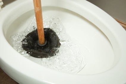 Eldugult wc -, hogyan kell tisztítani minden, ami szükséges, hogy megszüntesse az elzáródás a WC kezével