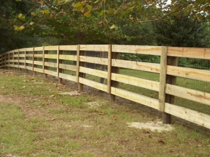 Kerítés egy ranch-style szegély tábla saját kezűleg