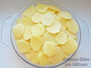 Sült burgonya, paradicsom és a sajt (burgonya) Rakott burgonya paradicsom és sajt