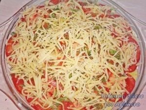 Sült burgonya sajttal és paradicsom (egyszerű burgonya gratin) Rakott burgonya paradicsom és sajt