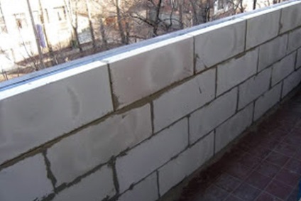 Erkély a házban hab blokkok falazat technológia