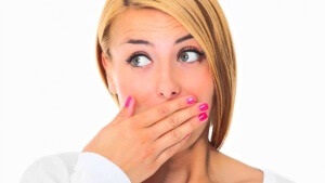Mi okozza a keserű íz a szájban étkezés után, és hogyan kezelik