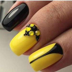 Fekete és sárga manikűr, Photo (Fotó nails_tutorial helyén) Fekete és sárga manikűr, fotók