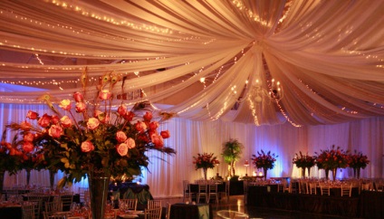 Díszítő esküvői terem dekoráció ruhával