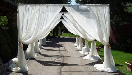 Díszítő esküvői terem dekoráció ruhával