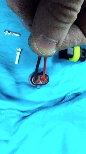 A lezárt elektromos csatlakozót (csapok) Sealed elektromos csatlakozó