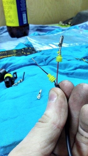 A lezárt elektromos csatlakozót (csapok) Sealed elektromos csatlakozó