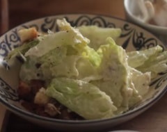 Hogyan lehet díszíteni, és a saláta - Caesar - a szokásos otthon