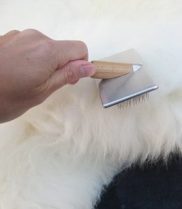 Hogyan tisztítsa meg a báránybőrbe bújt otthon, hogyan kell mosni báránybőr