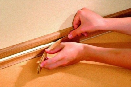 Hogyan erősíthető a padlóra lábazat - telepítés műanyag díszlécek kezüket - könnyű