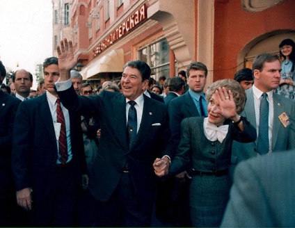 Az amerikai Reagan elnök gúnyolódott a Szovjetunió (Szovjetunió Reygan Ronald) Mint Reagan elnök kigúnyolták USSR