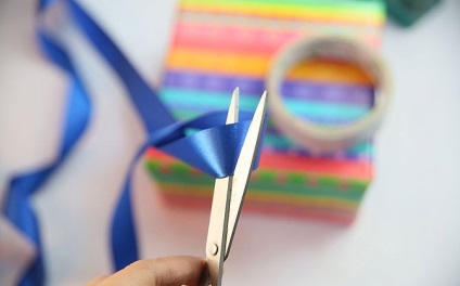 Hogyan készítsünk egy íj a kazettáról (csomagolás) Hogyan készítsünk egy íj a szalag