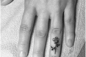 Férfi és női tetoválás az ujjain - azaz fotó ötletek
