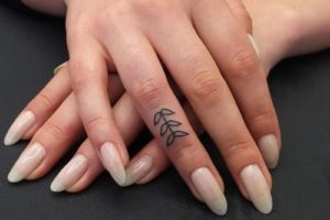 Férfi és női tetoválás az ujjain - azaz fotó ötletek