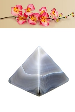 Piramis feng shui kristály, üveg, kő és fa