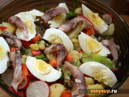 Saláta „magyar” a hering, a tojás és uborka - lépésről lépésre recept