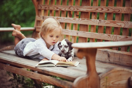 Puppy és a gyermek a házban - házi