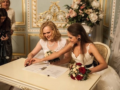 Esküvői nélkül a vőlegény Szentpéterváron először rögzített házasságából két lány - hírek Magyarországon