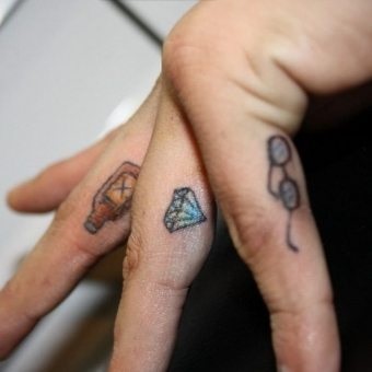Tattoo ujján, hogyan kell kiválasztani, a tanácsadás és értéke a leggyakoribb lehetőségeket