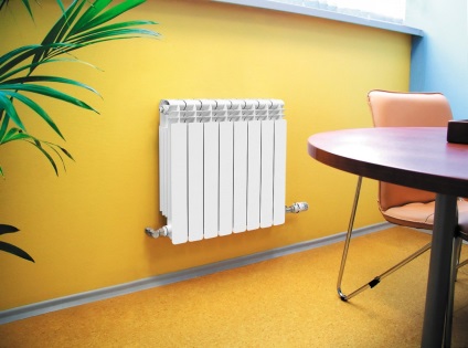 A fűtőelemek a lakások fűtésére a akkumulátort egy öntöttvas radiátorok és kazánok termosztáttal, csőszerű