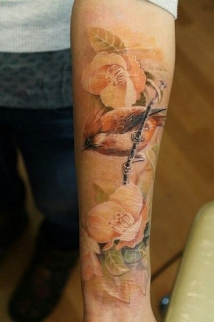 Jelentés madár tetoválás a karján igen változatos