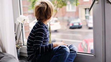 Autista gyermekek korai jelei, tünetei, okai és kezelése