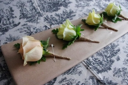Boutonniere virágok saját kezűleg (szín) Boutonniere virágok saját kezűleg