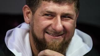 Man különösen kik és miért Kadirov segítséget kér - BBC orosz Service (Szolgáltatás) Az ember különösen kik és miért Kadirov segítséget kér - BBC orosz Service
