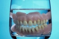 Чим склеїти зубний протез в домашніх умовах