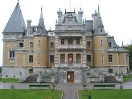 Чим замок відрізняється від палацу