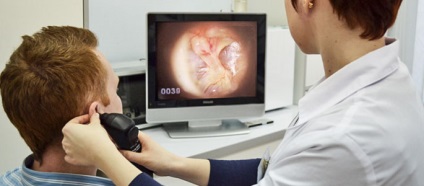 Diagnosztikai otoszkópiás a fül gyermekek készül a vizsgálat, a berendezés, fotó, videó