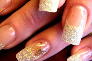 Nail design csillogás, akkor kell alkalmazni, és flitterek díszítik a körmök (köröm) Nail design csillogás, akkor kell alkalmazni, és flitterek díszítik a körmök
