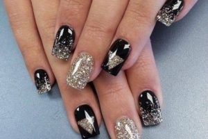 Nail design csillogás, akkor kell alkalmazni, és flitterek díszítik a körmök