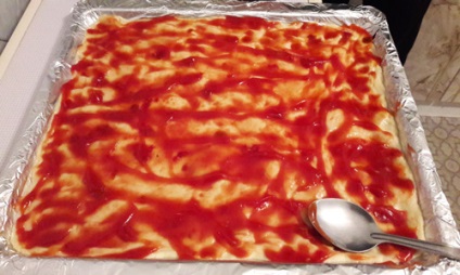 Házi pizza csirkével és gombával a kemencében (gomba) Házi pizza csirkével és gombával a sütőben