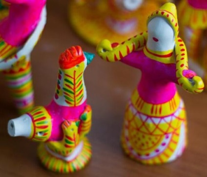 Filimonovskaya festés és minták (egy gyönyörű fehér színű) Filimonovskaya festés és minták