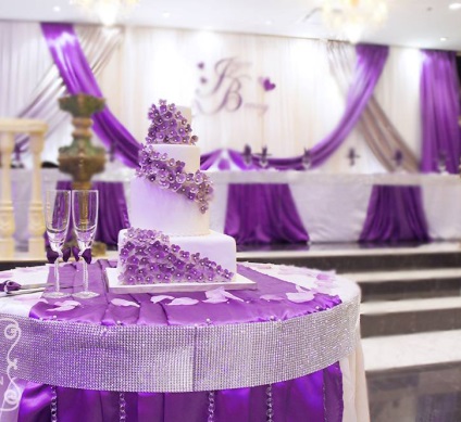 Lila szín a díszítés a legragyogóbb esküvői terem