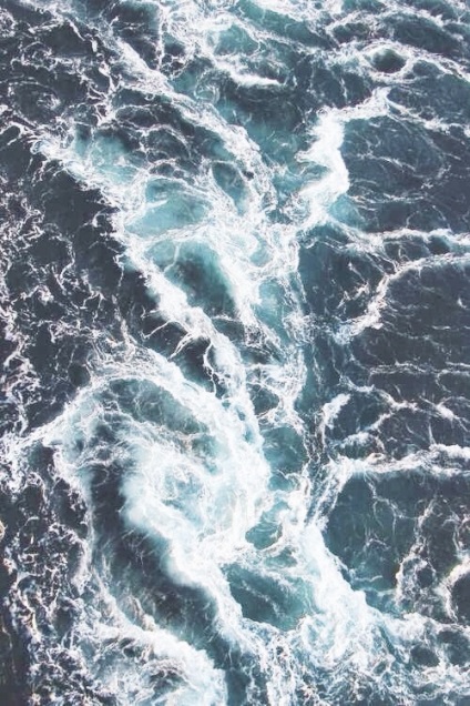 Mivel a tengeri elem mutatja az erejét, a tenger hullámai erősebb ember