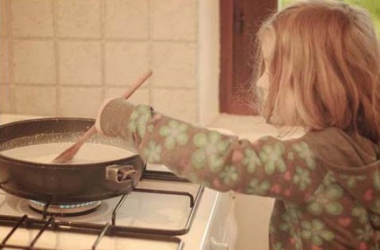 Hogyan kell tanítani a gyermeket, hogy főzni, vagy játszani anya