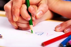 Як навчити дитину правильно тримати олівець