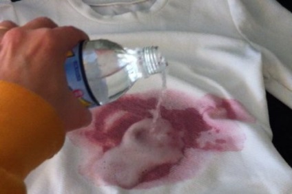 Hogyan mossa friss vörösbor foltok és meggyökeresedett egy színes szövet
