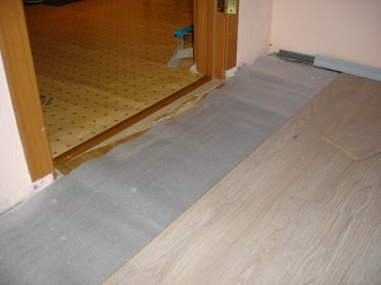 Hogyan tegye laminált padló egyenetlen fa szóló kiegyenlítés a hordozó, mint az ágy farostlemez