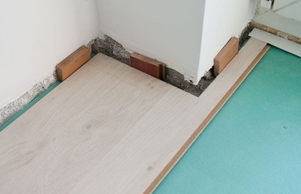 Hogyan tegye laminált padló egyenetlen fa szóló kiegyenlítés a hordozó, mint az ágy farostlemez