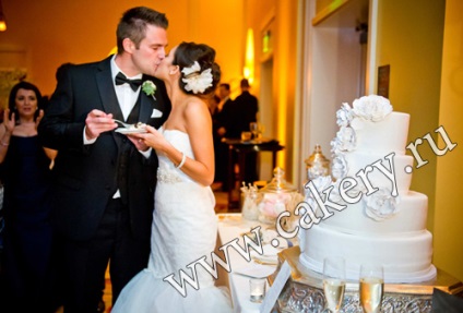 Hogyan lehet csökkenteni a többszintű esküvői torta